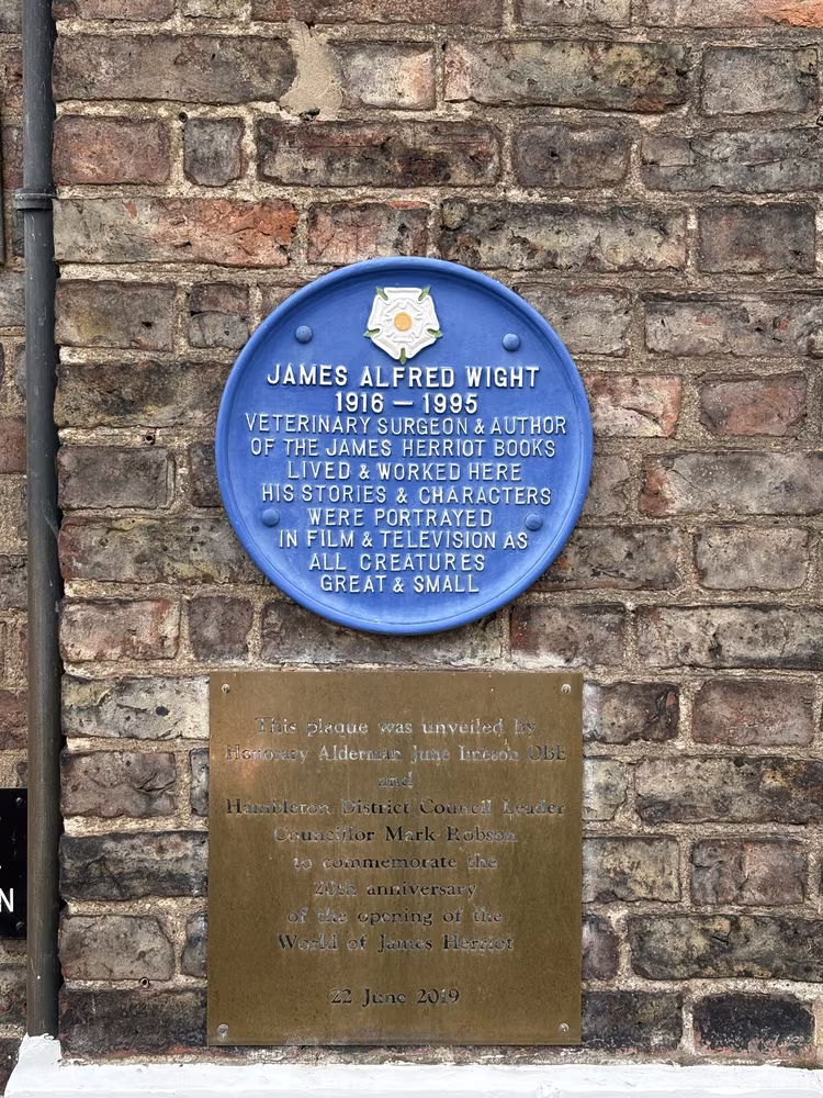 The earlier James Herriot blue plaque at Kirkgate